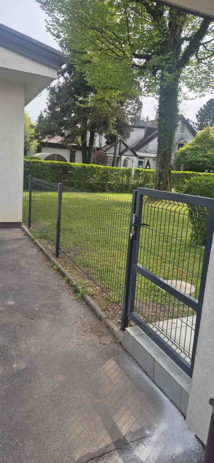 Zaključena montaža ograje in vrat
